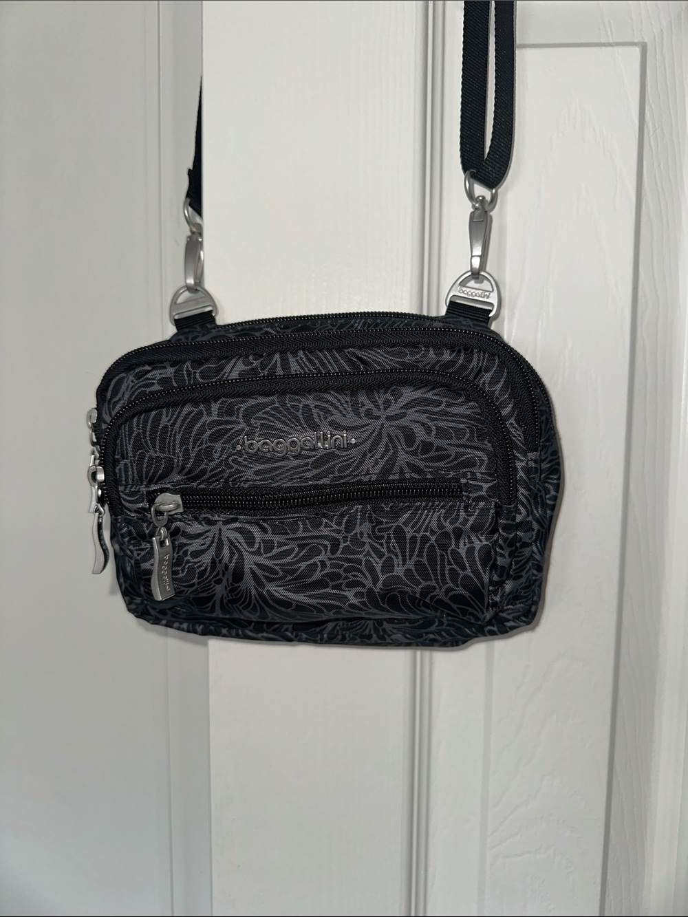 Baggallini Legacy Triple Zipp bagg Midnight Blossom Print EUC